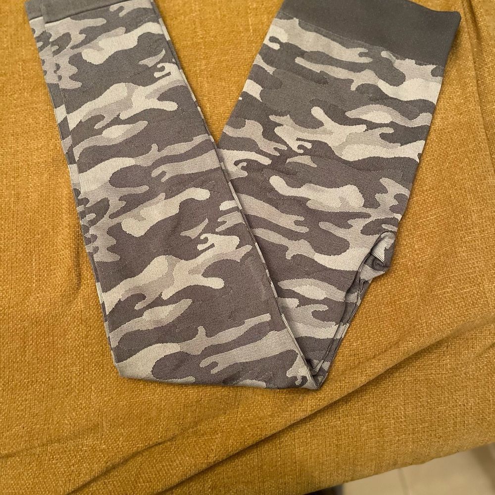 XERSION workout tights camo GREEN and GREY print sz L